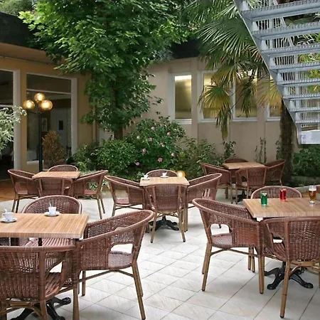 Adonis - Notre Dame De La Sarte Hotel 3*