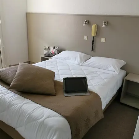 Notre Dame De La Sarte Hotel