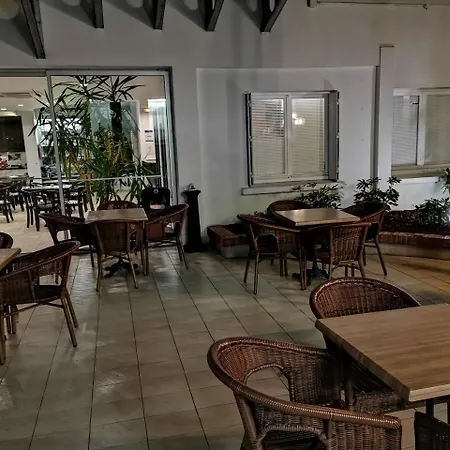 Hotel Adonis - Notre Dame De La Sarte 3*